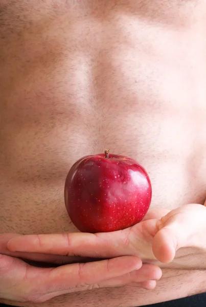 Músculo desnudo joven torso rojo manzana en las manos Imagen De Stock