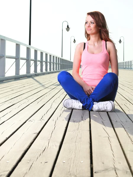 Muchacha atractiva Mujer joven muelle mar — Foto de Stock