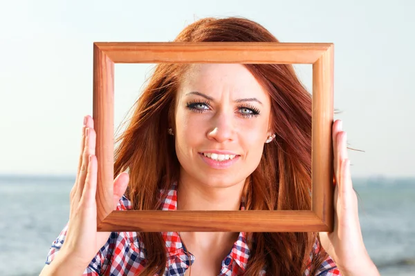 Vrouw met frame reizen concept — Stockfoto