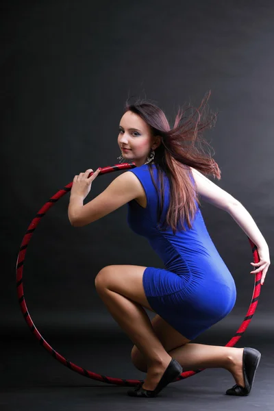 Vacker kvinna i blå dans hoop — Stockfoto