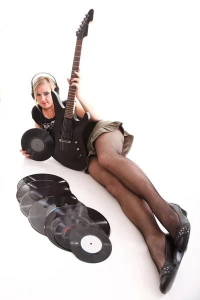 Donna con chitarra nera cercando isolato — Foto Stock