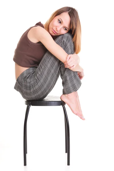Mujer joven preocupada y asustada sentada en la silla. Aislado — Foto de Stock