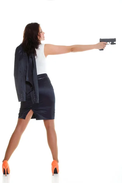 Jeune femme brune avec pistolet isolé sur blanc — Photo