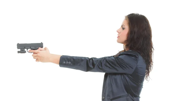 Jeune femme brune avec pistolet isolé sur blanc — Photo