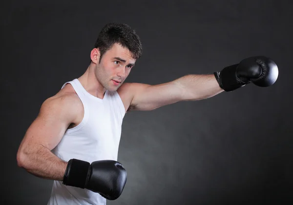 Boxeador retrato deportista en estudio fondo oscuro — Foto de Stock