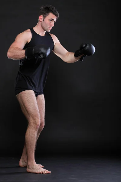 Boxeador retrato deportista en estudio fondo oscuro — Foto de Stock