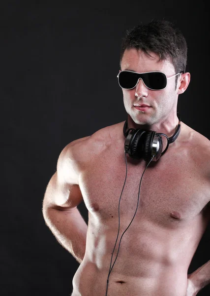 Yakışıklı bir adam üzerinde kulaklık müzik dinlemek — Stok fotoğraf