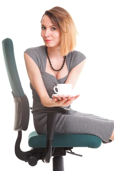 Gelukkig opgewonden jonge zakenvrouw, ontspannen in de stoel van het Bureau, rel — Stockfoto