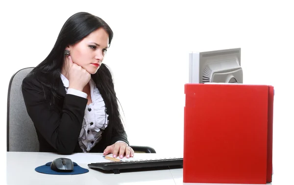 Mulher de negócios moderno sentado na mesa de escritório — Fotografia de Stock