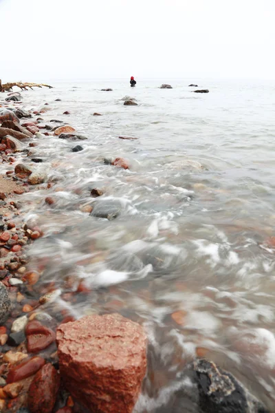 Pietre da pescatore in acqua di mare autunno — Foto Stock