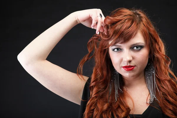 Belle rousse - Jeune belle femme aux cheveux rouges — Photo