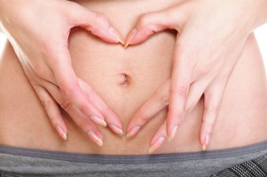 seksi genç kadın kalp şekli eller göbek