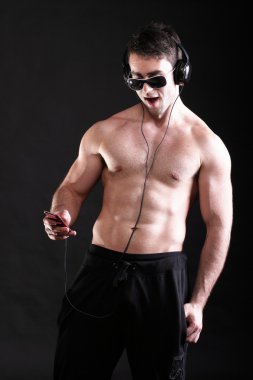 yakışıklı bir adam üzerinde kulaklık müzik dinlemek