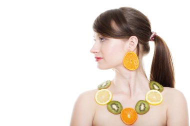 meyve ve sebze ile genç gülümseyen kadın beyaz arka plan