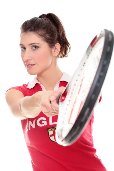 Geïsoleerde studio foto van een jonge vrouw met tennisracket — Stockfoto