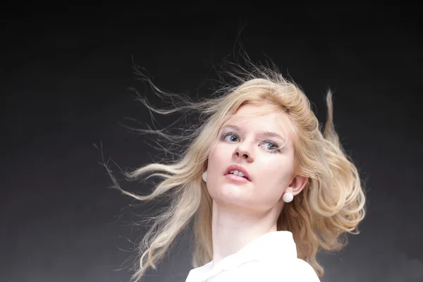 Donna bionda con i capelli che soffiano — Foto Stock