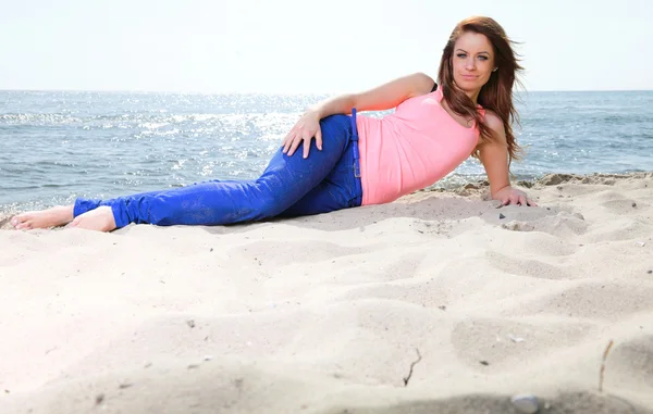 Женщина, наслаждающаяся летним солнцем и песком, выглядит счастливой — стоковое фото