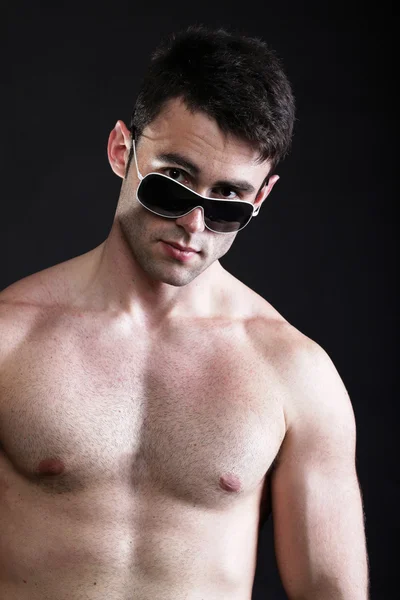 Porträt eines stilisierten jungen Mannes mit Sonnenbrille — Stockfoto