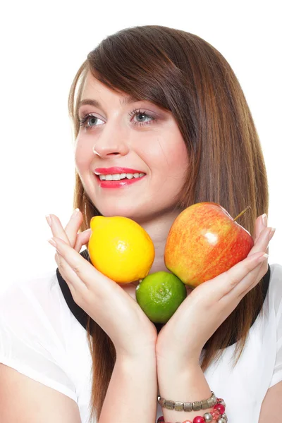 Unga leende kvinna med frukt och grönsaker vit bakgrund — Stockfoto