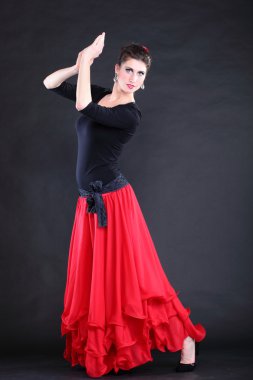 çekici İspanyol genç kadın üzerinde siyah backg Flamenco dans