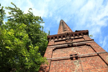 eski, terk edilmiş bir endüstriyel baca