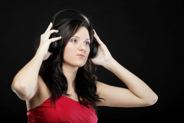 Junge Frau hört Musik über Headset — Stockfoto