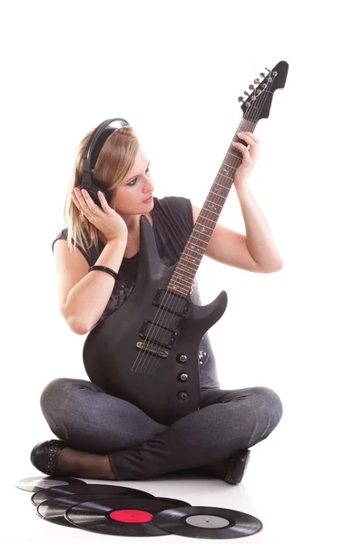 Mujer con auriculares de guitarra escuchando música aislada blanca b — Foto de Stock