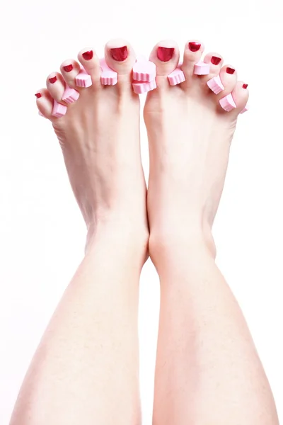Vrouwelijke voeten rood gepolijst nagels — Stockfoto