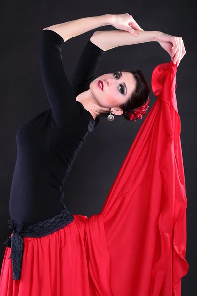 魅力的なスペイン語若い女性の黒の背景に隠れてでフラメンコを踊る — ストック写真
