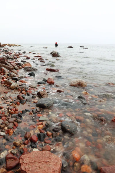 Fiskerstein i sjøvann høst – stockfoto