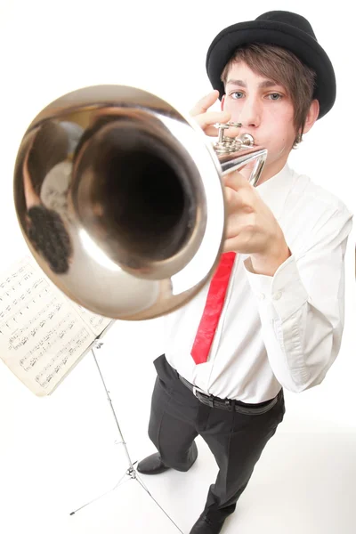 Retrato de um jovem tocando sua trombeta — Fotografia de Stock