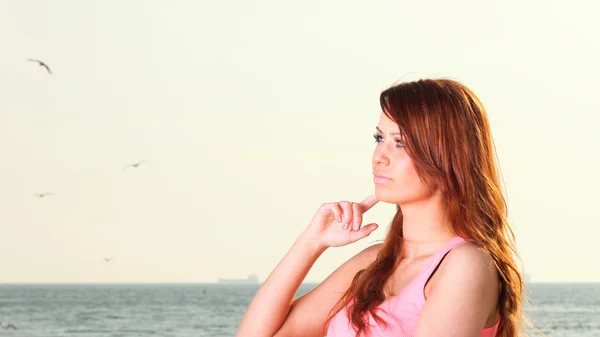 Attraktive Mädchen auf Pier junge Frau und Meer — Stockfoto