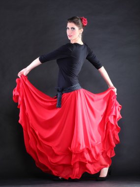 çekici İspanyol genç kadın üzerinde siyah backg Flamenco dans