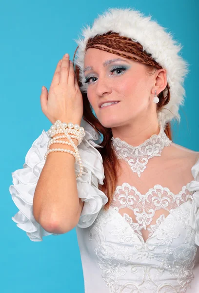 Vackra ingefära i en klänning av snödrottningen — Stockfoto