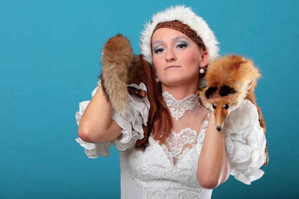 Belo gengibre em um vestido de Rainha da Neve — Fotografia de Stock