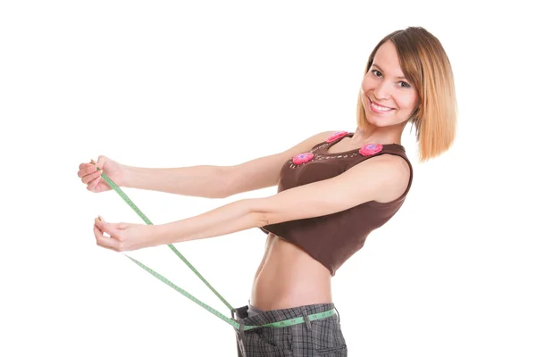 Mujer bonita muestra su pérdida de peso usando cintas métricas aislar — Foto de Stock