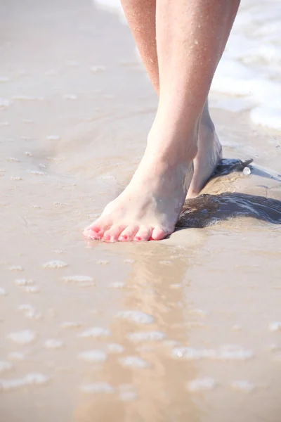 Bonitas piernas en el agua —  Fotos de Stock