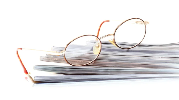 Gözlük ebook okuyucu üzerinde beyaz izole — Stok fotoğraf