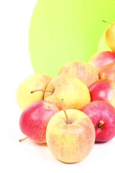 Manzanas verdes y rojas frescas en canasta aislada —  Fotos de Stock