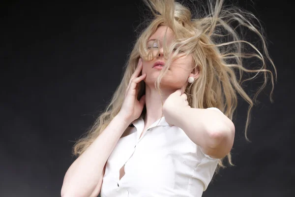 Mulher loira com seu cabelo soprando — Fotografia de Stock