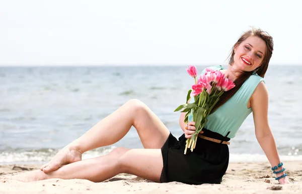 Young beautiful woman portrait on the beach bunch flower — Stock Photo, Image