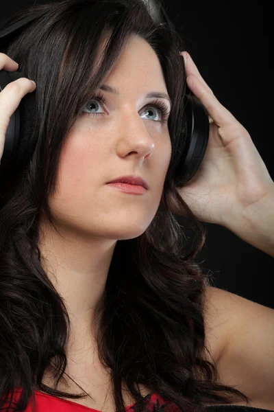 Young woman listening to music on headset — Stock Photo, Image