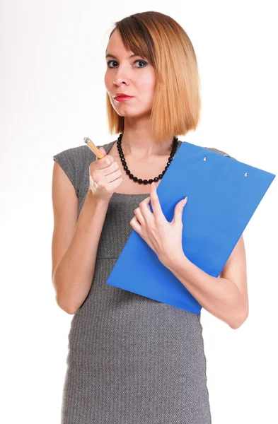 Jonge zakenvrouw permanent met haar Klembord geïsoleerd — Stockfoto