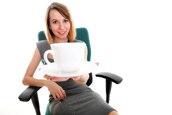 Gelukkig opgewonden jonge zakenvrouw, ontspannen in de stoel van het Bureau, rel — Stockfoto