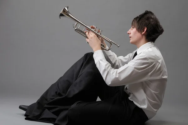 Porträt eines jungen Mannes und seiner Trompete — Stockfoto