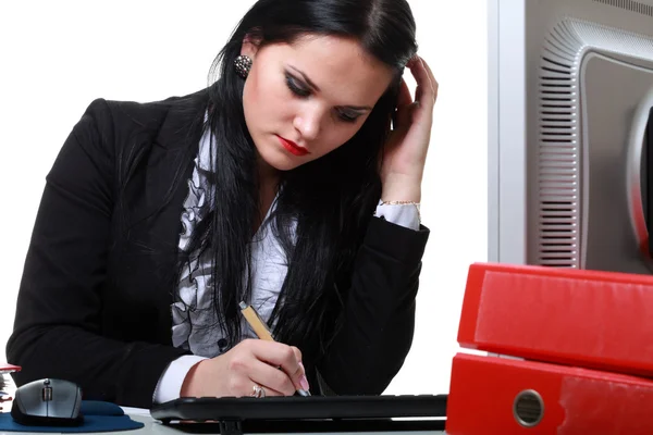 Mujer de negocios moderna sentada en el escritorio de la oficina — Foto de Stock