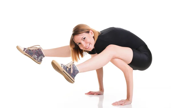 Spor genç kadın üzerinde beyaz izole egzersiz yaparak — Stok fotoğraf