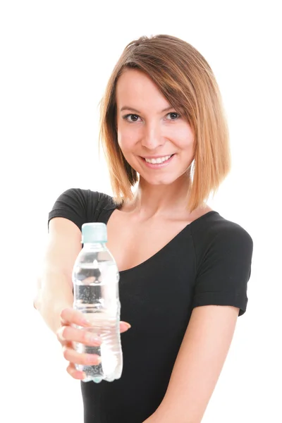 Bella ragazza che beve acqua da bottiglia blu isolato — Foto Stock