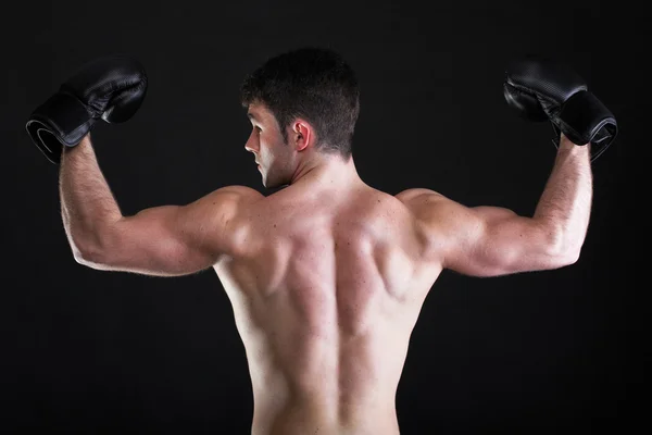 Portret sportman bokser in studio donkere achtergrond — Stockfoto
