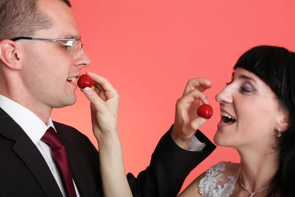 Gelukkig lachend bruid en bruidegom — Stockfoto